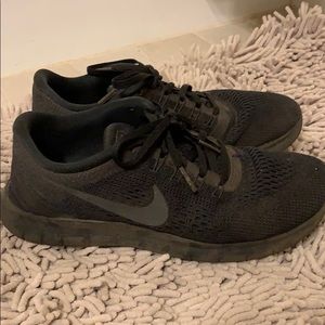 All black nike women’s sneakers
